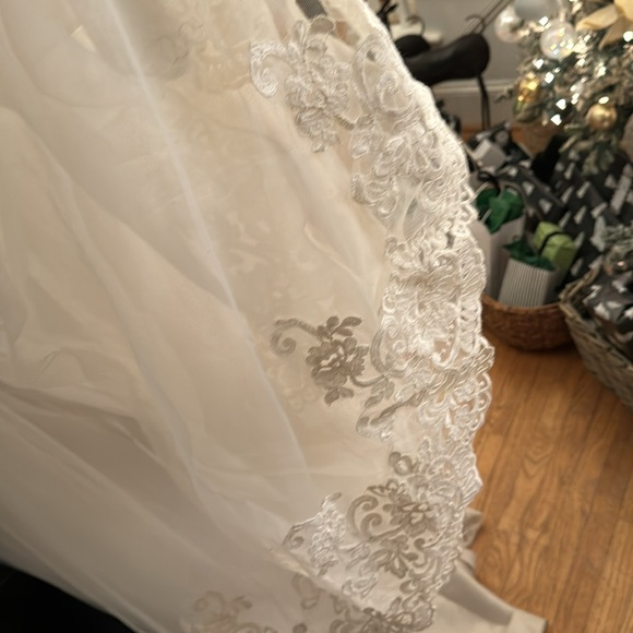 Beautiful candlelight sleeveless wedding dress 12 - Picture 13 of 16